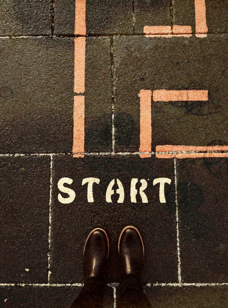 「START」と書かれた歩道と足元（最初の一歩を踏み出すイメージ）